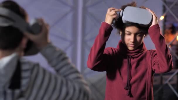 Εφηβικά αγόρια που φορούν ακουστικά Vr για να παίξουν το παιχνίδι — Αρχείο Βίντεο