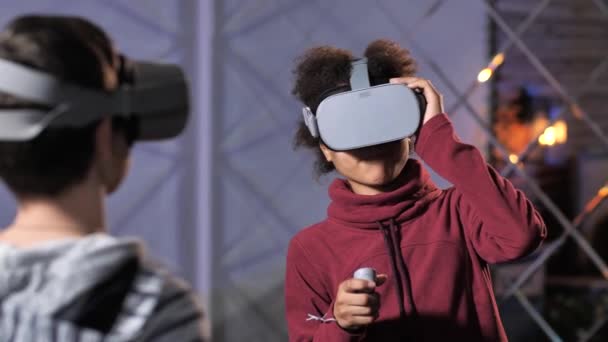 Кучерявый мальчик смешанной расы привыкает к VR очкам — стоковое видео