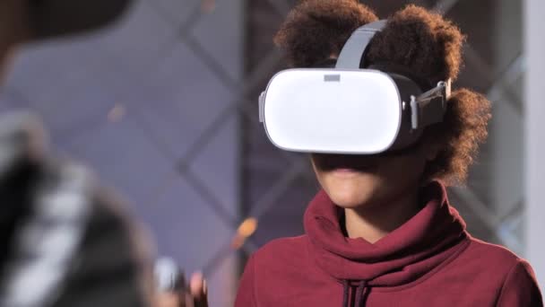 Sonriente mestizo de raza chico disfruta VR experiencia — Vídeos de Stock