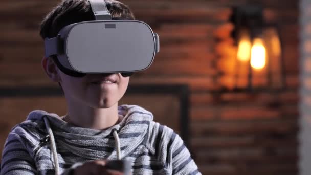 Tonårspojken jublar i seger under Vr spel — Stockvideo