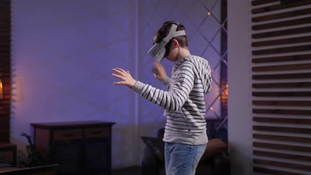 Teen turning around immersed in virtual reality — Stock Video