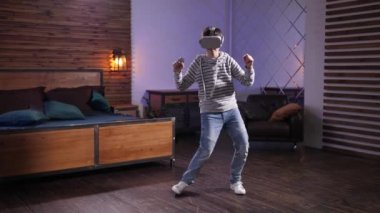Vr gözlüklü neşeli genç komik danslar yapıyor.