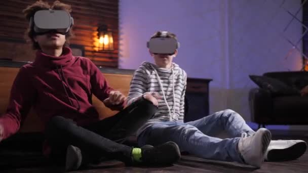 Juguetes adolescentes jugando videojuegos con auriculares VR — Vídeos de Stock