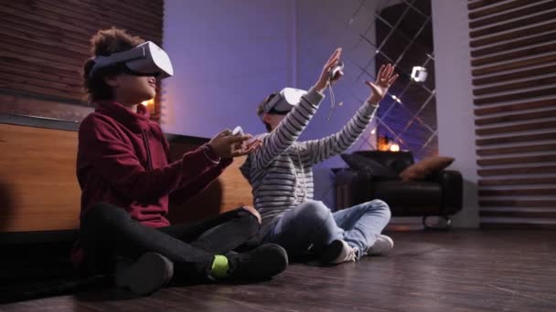 Amici diversi che esplorano la realtà virtuale a casa — Video Stock