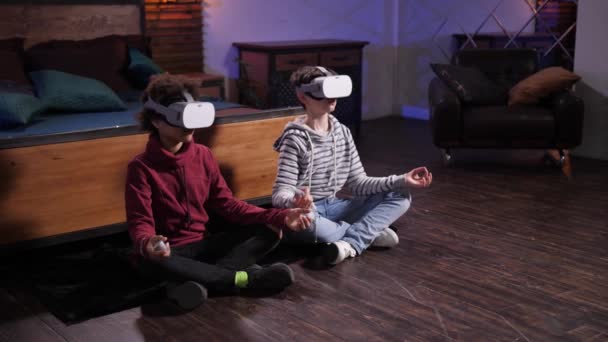 Meninos em óculos VR meditando em pose de lótus — Vídeo de Stock