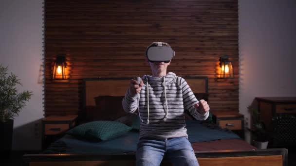 Šťastný dospívající chlapec těší vítězství ve hře Vr — Stock video