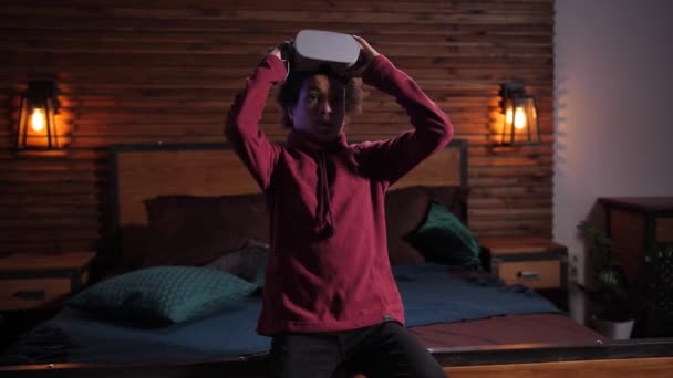 Ragazzo razza mista togliersi occhiali VR durante il gioco — Video Stock