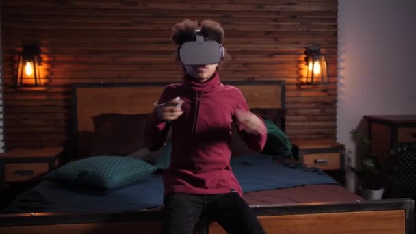 Menino com medo de insetos em óculos VR jogando RPG — Vídeo de Stock