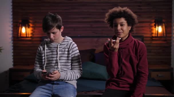 Diversos meninos adolescentes ocupados em smartphones em casa — Vídeo de Stock