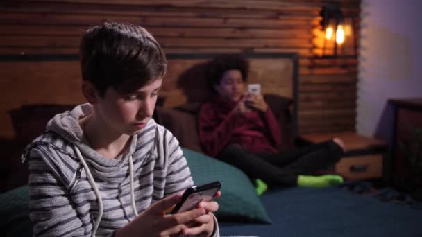 Vegyes verseny barátok töltenek szabadidő elfoglalt telefonok — Stock videók