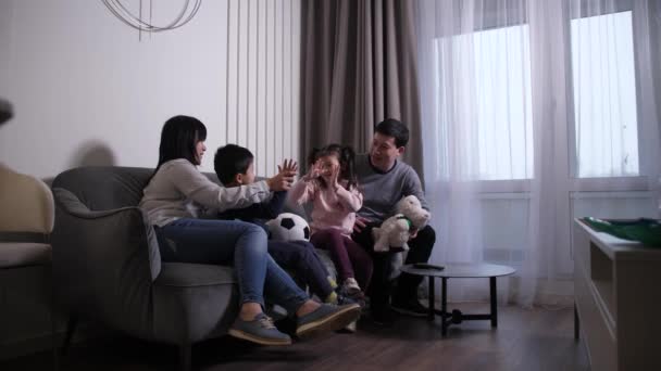 Heureuse famille chinoise avec des enfants jouant à la maison — Video