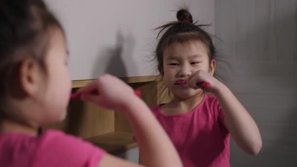 中国女孩刷牙的镜像反射 — 图库视频影像