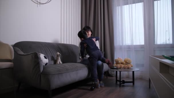 Mignon petit fils câlin mère bien-aimée à l'intérieur — Video