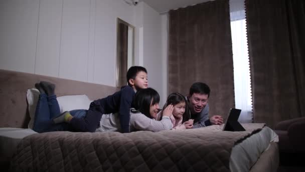 Fröhliche chinesische Familie schaut Film auf Tablet — Stockvideo