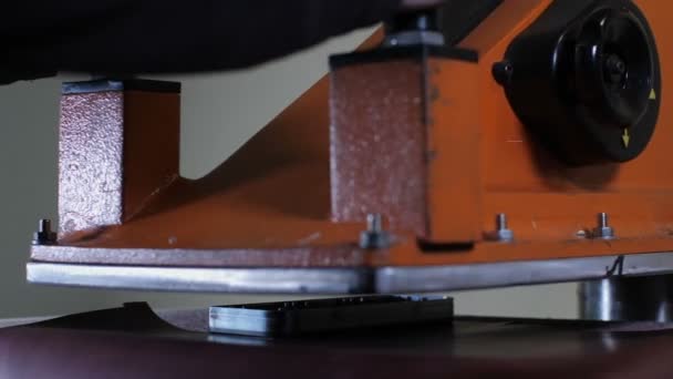 车间制作皮革工件的男性手 — 图库视频影像