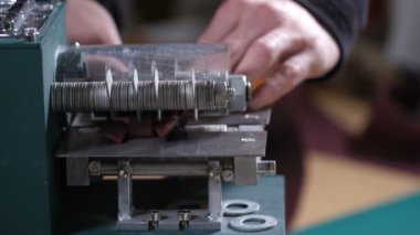 Kemerlere deri keserken işçilerin elleri