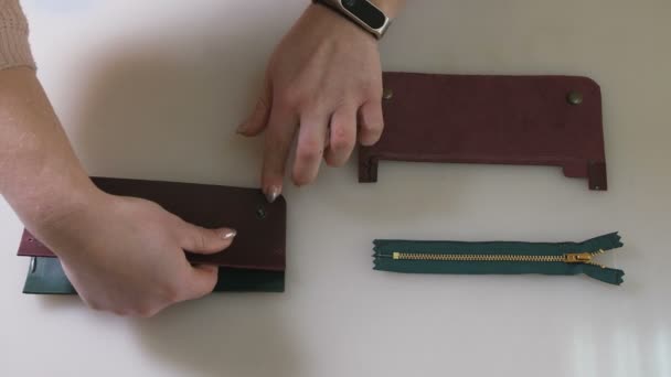 Prozess des Klebens der handgefertigten Handtasche in der Bastelwerkstatt — Stockvideo