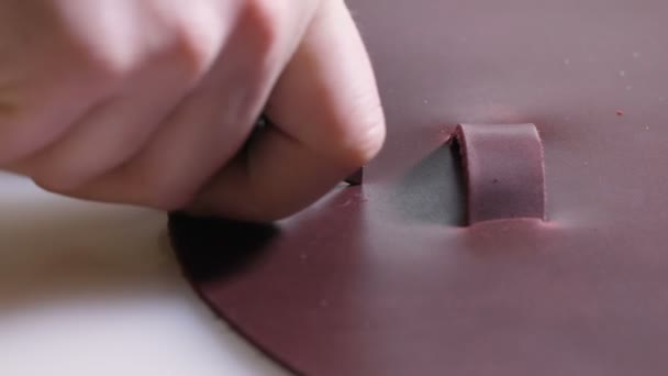 Hand der Handwerkerin arbeitet mit Ledertasche — Stockvideo