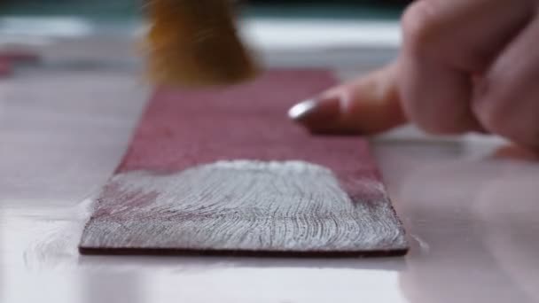 Mano femenina aplicando pegamento a la pieza de trabajo con pincel — Vídeos de Stock