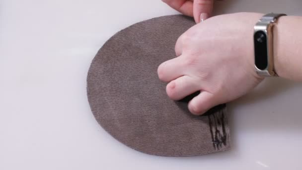 Kézműves nők kéz ragasztó bőr táska műhelyben — Stock videók