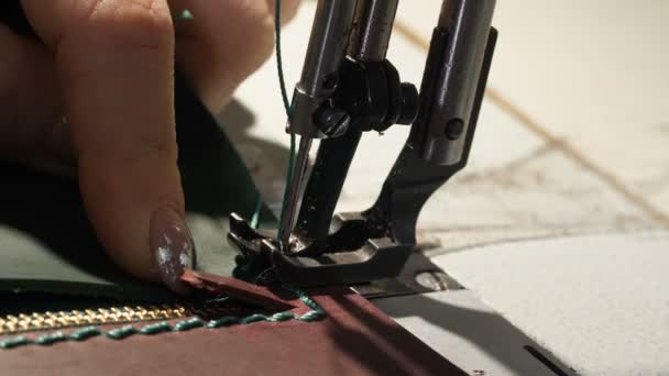 Шиття блискавки до шкіряного гаманця ручної роботи — стокове відео