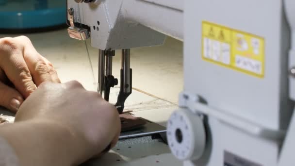 Женские руки во время работы с швейной машинкой — стоковое видео