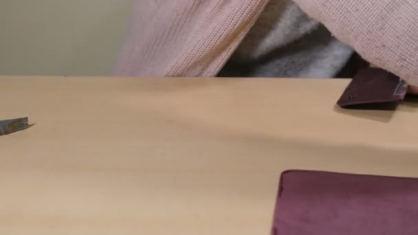 가죽 지갑에 접착제를 사용하는 여성의 손 — 비디오
