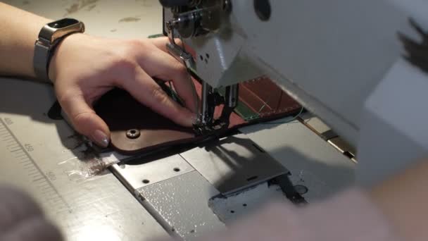 熟練した女性の手縫製革財布 — ストック動画