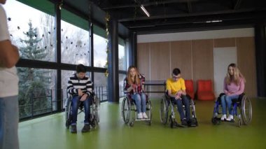 Engelli oyuncular spor salonunda bocce oyunu oynuyorlar