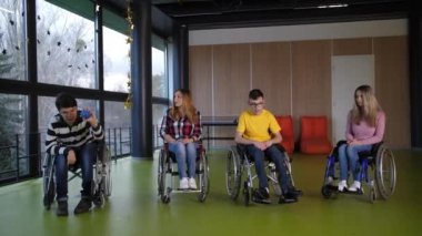 Engelli genç bocce oyuncuları zaferle seviniyor