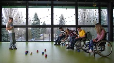 Kapalı mekanda boccia oynayan iki engelli takımı