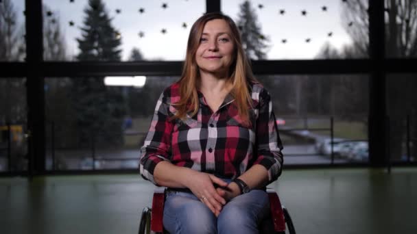 Portret van een mooie gehandicapte vrouw in een rolstoel — Stockvideo