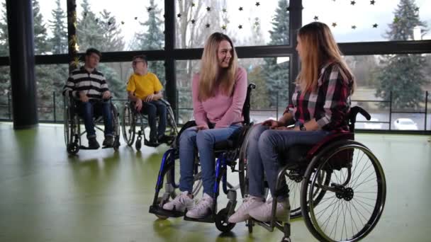Szczęśliwi niepełnosprawni komunikujący się z przyjemnością — Wideo stockowe
