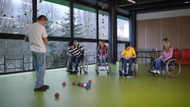 Skupina lidí se zdravotním postižením hraje bocce game — Stock video