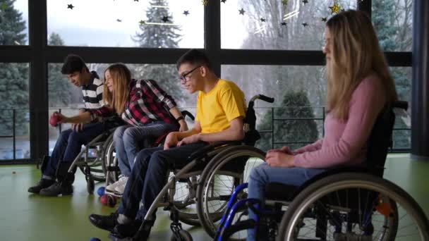 Personas con discapacidad feliz jugando boccia juego en el interior — Vídeo de stock