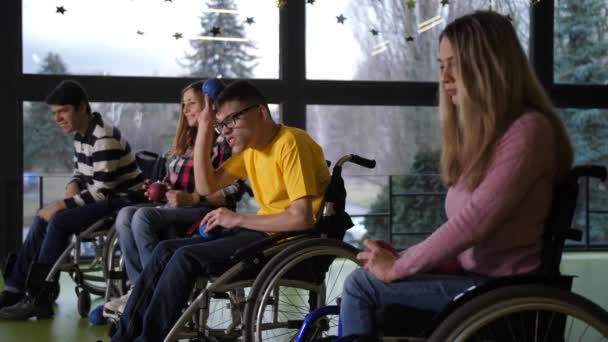 Gente alegre con discapacidades durante el partido bocce — Vídeo de stock