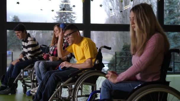 Gioioso persone con disabilità durante il gioco bocce — Video Stock