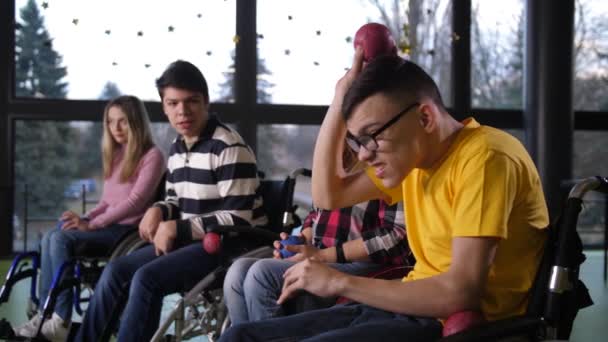 Upřímná radost z postižených dospívající chlapec během bocce hry — Stock video