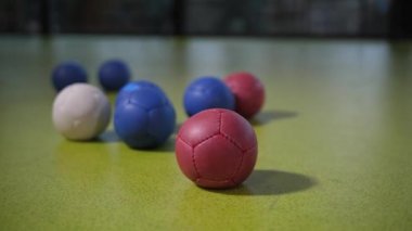 Oyun sırasında zemin yüzeyinde renkli boccia topları