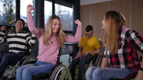 陽気な障害者の女性はゲームで勝利を喜びます — ストック動画