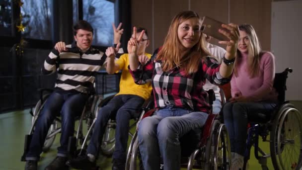 Šťastní zdravotně postižení lidé na vozíčku dělat selfie — Stock video