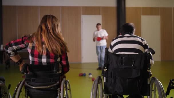 Två boccia spelare i rullstolar under spelets gång — Stockvideo