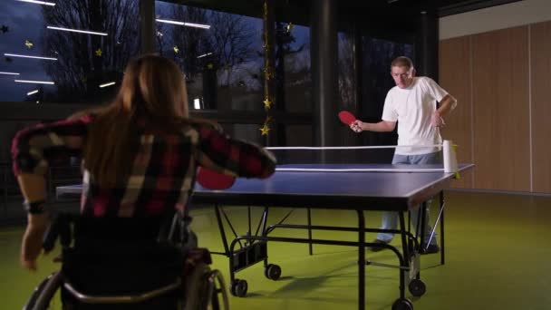 Інваліди дорослі грають в настільний теніс — стокове відео
