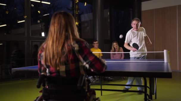 Pessoas com deficiência alegres jogando tênis de mesa indoor — Vídeo de Stock