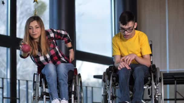 Oyun sırasında tekerlekli sandalyedeki heyecanlı bocce oyuncuları — Stok video