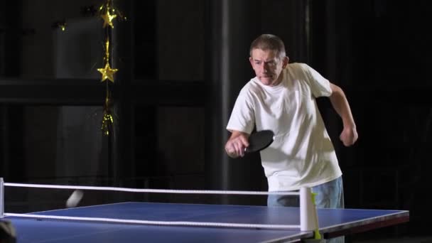 Beyin felçli yetişkin bir adam masa tenisi oynuyor. — Stok video