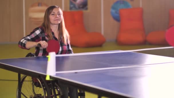 Glädjande funktionshindrade kvinna visar v tecken under spelet — Stockvideo