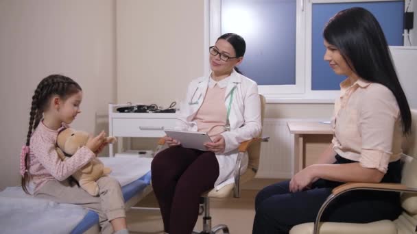 Kinderarts praat met ziek meisje op ziekenhuisafdeling — Stockvideo