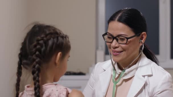 Asijský lékař vyšetřuje malé pacienty srdeční tep — Stock video