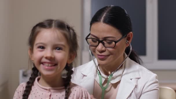 Χαμογελώντας ασθενή κορίτσι κατά τη διάρκεια της ιατρικής εξέτασης — Αρχείο Βίντεο